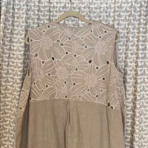 Gorgeous sleeveless duster with embroidery